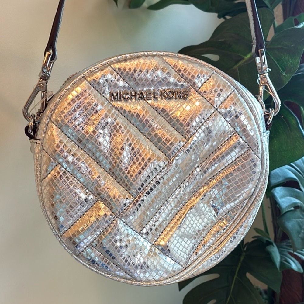 Michael Kors Silver Quilted round Crossbody Bag glam canteen purse metallic ☀️